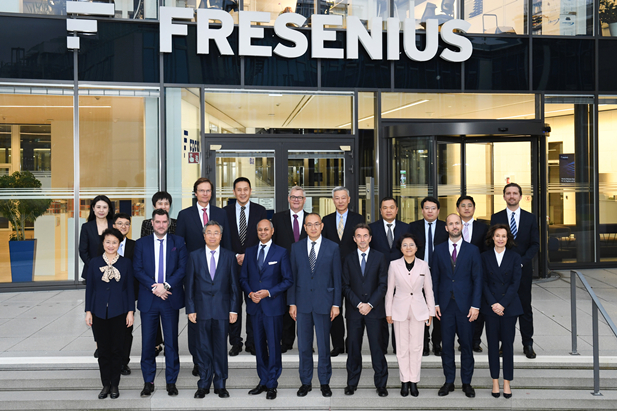 2023112-5գΪרҵ ³Żɭ˹ɭ˹ȹ˾ܲɭ˹Ŷ»ϯ˶ɭɭ˹ȹ˾ȫܲüϯִйƤҮ·׼ͽһǿ˫ȺнйҽҩҵЭ᳤ʯ̸.jpg