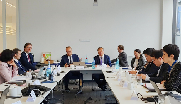 2023112-5գΪרҵ ³Żɭ˹ɭ˹ȹ˾ܲɭ˹Ŷ»ϯ˶ɭɭ˹ȹ˾ȫܲüϯִйƤҮ·׼ͽһǿ˫ȺнйҽҩҵЭ᳤ʯ̸2.jpg